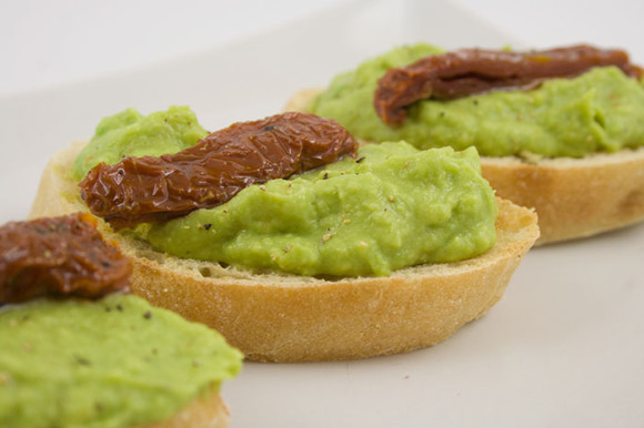 Crostini mit Avocado und getrockneten Tomaten - Kitchenroyal